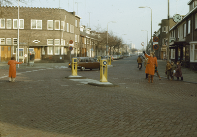 117470 Afbeelding van verkeersbrigadiers bij de oversteekplaats voor voetgangers op het Willem van Noortplein te ...